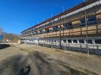 2 freist., pfeilerfreie Hallen in ruhiger Lage mit Büro-& Lagerebenen + ca. 2.500 m² Freifläche mgl. - Bild