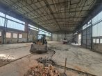 2 freist., pfeilerfreie Hallen in ruhiger Lage mit Büro-& Lagerebenen + ca. 2.500 m² Freifläche mgl. - Bild