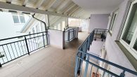 3,5-Raum-Maisonette mit gr. Balkon, inkl. EBK, Außenjalousien, Möbelübernahme mgl., SUV-TG-SP mgl. - Bild