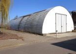 Industrie- und Gewerbeareal mit vielen Bestandsgebäuden - Rundhalle