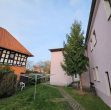 1996 saniertes, freistehendes MFH mit Nebenhaus, gr. Grundstück; Ausbaupotential im EG, Pkw-SP, derzeit 6,84% Rendite - (KI-generiert)