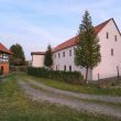1996 saniertes, freistehendes MFH mit Nebenhaus, gr. Grundstück; Ausbaupotential im EG, Pkw-SP, derzeit 6,84% Rendite - (KI-generiert)