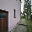 1996 saniertes, freistehendes MFH mit Nebenhaus, gr. Grundstück; Ausbaupotential im EG, Pkw-SP, derzeit 6,84% Rendite - (KI-generiert)