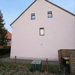 1996 saniertes, freistehendes MFH mit Nebenhaus, gr. Grundstück; Ausbaupotential im EG, Pkw-SP, derzeit 6,84% Rendite - (KI-generiert)