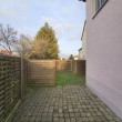 1996 saniertes, freistehendes MFH mit Nebenhaus, gr. Grundstück; Ausbaupotential im EG, Pkw-SP, derzeit 6,84% Rendite - (KI-generiert)