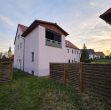 1996 saniertes, freistehendes MFH mit Nebenhaus, gr. Grundstück; Ausbaupotential im EG, Pkw-SP, derzeit 6,84% Rendite - (KI-generiert)