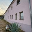 1996 saniertes, freistehendes MFH mit Nebenhaus, gr. Grundstück; Ausbaupotential im EG, Pkw-SP, derzeit 6,84% Rendite - (KI-generiert)