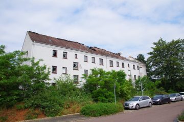 Freistehendes MFH in Schkeuditz, gr. Grundstück, 12 WE, Balkone, Tageslichtbäder, Dachreseve, 04435 Schkeuditz, Mehrfamilienhaus