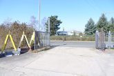 Betonierte Freifläche für ca. 16 Stellplätze - ca. 230 m² - eingezäuntes Grundstück - Tor