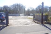 Betonierte Freifläche für ca. 16 Stellplätze - ca. 230 m² - eingezäuntes Grundstück - Tor