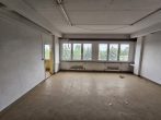 Büro- und Produktionskomplex auf großem Grundstück - Bild