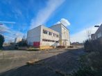 Büro- und Produktionskomplex auf großem Grundstück - Bild