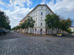 Verkaufs-/Ladenfläche im san. Altbau mit gr. Schaufensterfront, EBK, Außenjalousien, WC, Keller - Bild