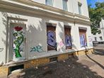 Verkaufs-/Ladenfläche im san. Altbau mit gr. Schaufensterfront, EBK, Außenjalousien, WC, Keller - Bild
