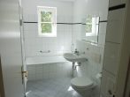 Helle 2- Raumwohnung mit Balkon in Möckern, Bad mit Badewanne + Fenster, Außenjalousie, Keller - Bild