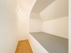 Wohntraum mit Seeblick! 5-Raum-DG-Maisonette, Lift, Kamin, XL-Carport, EBK, Klimaanlage, Sauna - Abstellraum