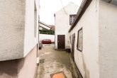 Sanierungsbedürftiges MFH mit 6 Wohneinheiten + Nebengebäude + Stellplätze - Bild