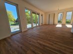 Privatoase mit modernem Neubaukomfort in ruhiger Lage mit Garten und nah am Goitzschesee - Wohnzimmer mit offener Küche