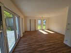 Privatoase mit modernem Neubaukomfort in ruhiger Lage mit Garten und nah am Goitzschesee - Wohnzimmer mit Terrassenzugang