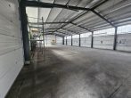 Pfeilerfreie Halle mit Rolltor, Lager, Büro, Teeküche, Umkleide, WC, Dusche & Freifläche, Nähe A38 - Bild