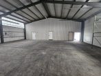 Pfeilerfreie Halle mit Rolltor, Lager, Büro, Teeküche, Umkleide, WC, Dusche & Freifläche, Nähe A38 - Bild
