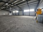 Pfeilerfreie Halle mit Rolltor, Lager, Büro, Teeküche, Umkleide, WC, Dusche & Freifläche, Nähe A38 - Halle