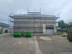 Freistehende, pfeilerfreie Kalthalle in ruhiger Lage mit Büro- und Sozialtrakt, Freifläche möglich - Bild