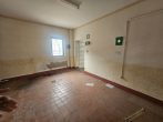 Freistehende, pfeilerfreie Kalthalle in ruhiger Lage mit Büro- und Sozialtrakt, Freifläche möglich - Bild