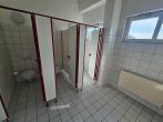 Warmlagerhalle mit 6 Rolltoren + gr. Bürofl. mit 10 Räumen, Grün- & Freilagerfl., ca. 80 SP mgl. - Bild