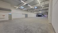 Lager- Produktions- & Bürofläche, Warmlagerhalle mit Laderampen - Bild
