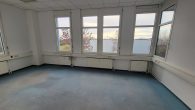 Lager- Produktions- & Bürofläche, Warmlagerhalle mit Laderampen - Bild