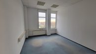 Lager- Produktions- & Bürofläche, Warmlagerhalle mit Laderampen - Bild
