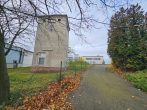 GS mit Bestand aus Hallen, Garagen, Büros, Sozialräumen u.v.m. auf ca. 3,3 ha GS, ca. 89 SP - Turmgebäude