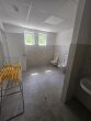 Ca. 6.102 m² GS mit 2 Warmlagerhallen mit Büro- + Sozialtrakt, gr. Rolltore, Löschteich, SP - Frauen WCs