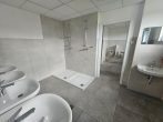 Ca. 6.102 m² GS mit 2 Warmlagerhallen mit Büro- + Sozialtrakt, gr. Rolltore, Löschteich, SP - und Duschen