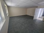 Ca. 6.102 m² GS mit 2 Warmlagerhallen mit Büro- + Sozialtrakt, gr. Rolltore, Löschteich, SP - Sozialtrakt
