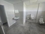 Ca. 6.102 m² GS mit 2 Warmlagerhallen mit Büro- + Sozialtrakt, gr. Rolltore, Löschteich, SP - Herren WCs