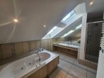 Repräsentative Büro-/Praxisfläche im DG mit Galerie, Kamin, 2 sep. WCs, gr. Balkon, Lift, SP mgl. - großes Wannen-/Duschbad