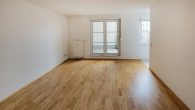 Sonnige 2-Zi-Whg. mit Südbalkon, Parkett, Lift, Keller, SUV-TG mgl., *Möbel-Abkauf mögl. - Wohnzimmer