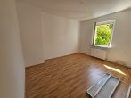 2-Raum-Whg. in ruhiger und grüner Lage in Böhlen! Bad m. Fenster, Keller, WM-/Fahrradraum, SP mgl. - Bild